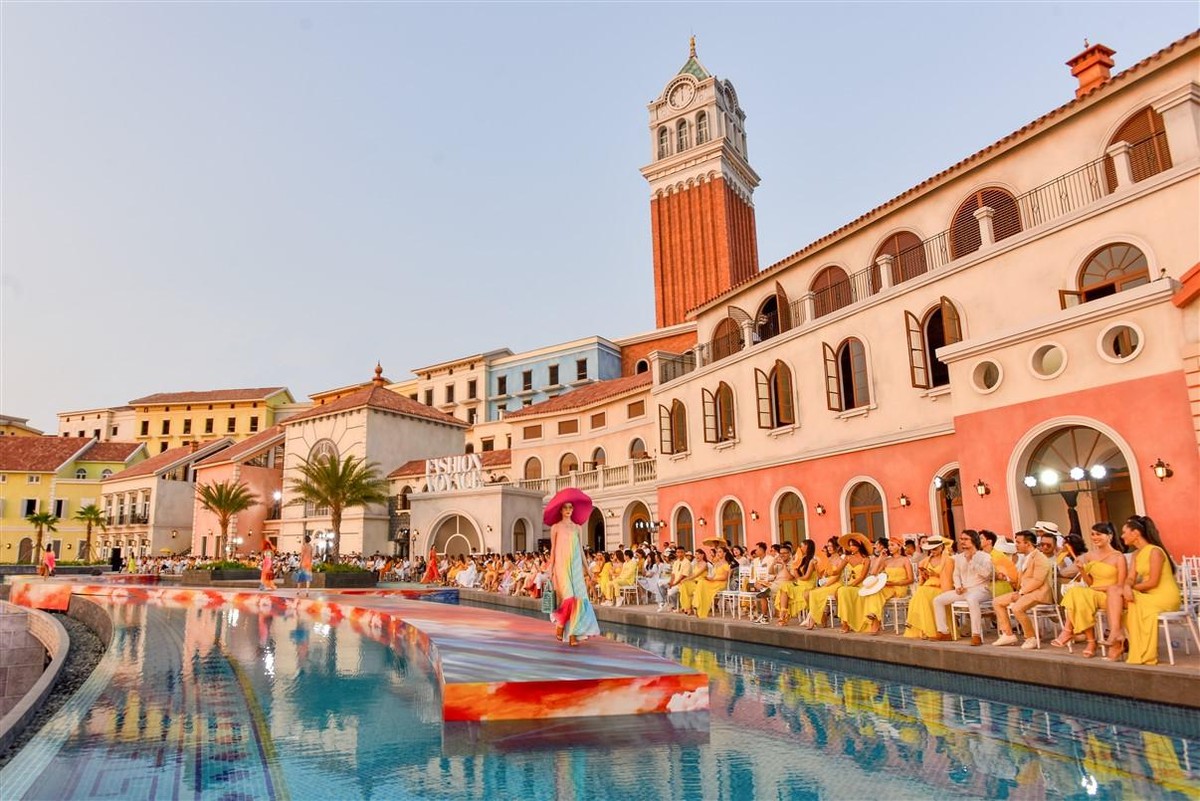 Hành trình giải trí bất tận không thể bỏ qua tổ hợp Central Village nằm tại trung tâm “thị trấn Địa Trung Hải” bờ Tây Nam đảo. Du khách sẽ không khỏi bất ngờ trước hình ảnh quảng trường San Marco nơi diễn ra các buổi trình diễn nghệ thuật ấn tượng, những nhà hàng sát biển mở cửa 24/7, khách sạn hạng sang, phòng triển lãm và cả tháp đồng hồ biểu tượng Ý St. Mark's Campanile được tái hiện ở Central Village. Sự đồng điệu tới nghẹt thở giữa kiến trúc Địa Trung Hải và Central Village đã trở thành niềm cảm hứng cho show diễn thời trang đình đám Fashion Voyage #3 của đạo diễn Long Kan cũng như BST thời trang quyến rũ của NTK Lê Thanh Hòa, NTK Công Trí… Hành trình giải trí bất tận không thể bỏ qua tổ hợp Central Village nằm tại trung tâm “thị trấn Địa Trung Hải” bờ Tây Nam đảo. Du khách sẽ không khỏi bất ngờ trước hình ảnh quảng trường San Marco nơi diễn ra các buổi trình diễn nghệ thuật ấn tượng, những nhà hàng sát biển mở cửa 24/7, khách sạn hạng sang, phòng triển lãm và cả tháp đồng hồ biểu tượng Ý St. Mark's Campanile được tái hiện ở Central Village. Sự đồng điệu tới nghẹt thở giữa kiến trúc Địa Trung Hải và Central Village đã trở thành niềm cảm hứng cho show diễn thời trang đình đám Fashion Voyage #3 của đạo diễn Long Kan cũng như BST thời trang quyến rũ của NTK Lê Thanh Hòa, NTK Công Trí…