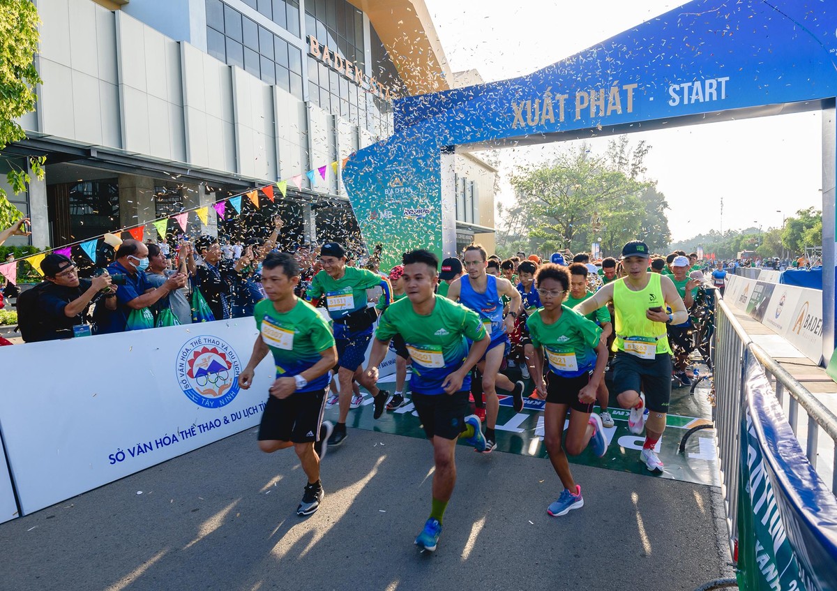 Với cung đường "đẹp như mơ" xuất phát từ quảng trường khu du lịch Sun World BaDen Mountain, băng qua những cánh đồng lúa bát ngát, những vạt rừng xanh mướt và các điểm đến nổi tiếng của Tây Ninh, BaDen Mountain Marathon 2021 khiến ngay cả các vận động viên chuyên nghiệp cũng tràn đầy hứng khởi và bất ngờ. Với cung đường "đẹp như mơ" xuất phát từ quảng trường khu du lịch Sun World BaDen Mountain, băng qua những cánh đồng lúa bát ngát, những vạt rừng xanh mướt và các điểm đến nổi tiếng của Tây Ninh, BaDen Mountain Marathon 2021 khiến ngay cả các vận động viên chuyên nghiệp cũng tràn đầy hứng khởi và bất ngờ.