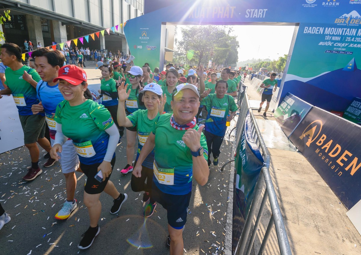 Ngay cả các vận động viên không chuyên lần đầu tham gia giải chạy marathon cũng phấn khích chạm vạch đích một cách xuất sắc. Với ưu đãi đặc biệt lên tới 30% dành riêng cho các vận động viên của khu du lịch Sun World Fansipan Legend (thuộc Sun Group), giải chạy đã được mở rộng thành một hành trình khám phá Núi Bà Tây Ninh vô cùng thú vị. Ngay cả các vận động viên không chuyên lần đầu tham gia giải chạy marathon cũng phấn khích chạm vạch đích một cách xuất sắc. Với ưu đãi đặc biệt lên tới 30% dành riêng cho các vận động viên của khu du lịch Sun World Fansipan Legend (thuộc Sun Group), giải chạy đã được mở rộng thành một hành trình khám phá Núi Bà Tây Ninh vô cùng thú vị.