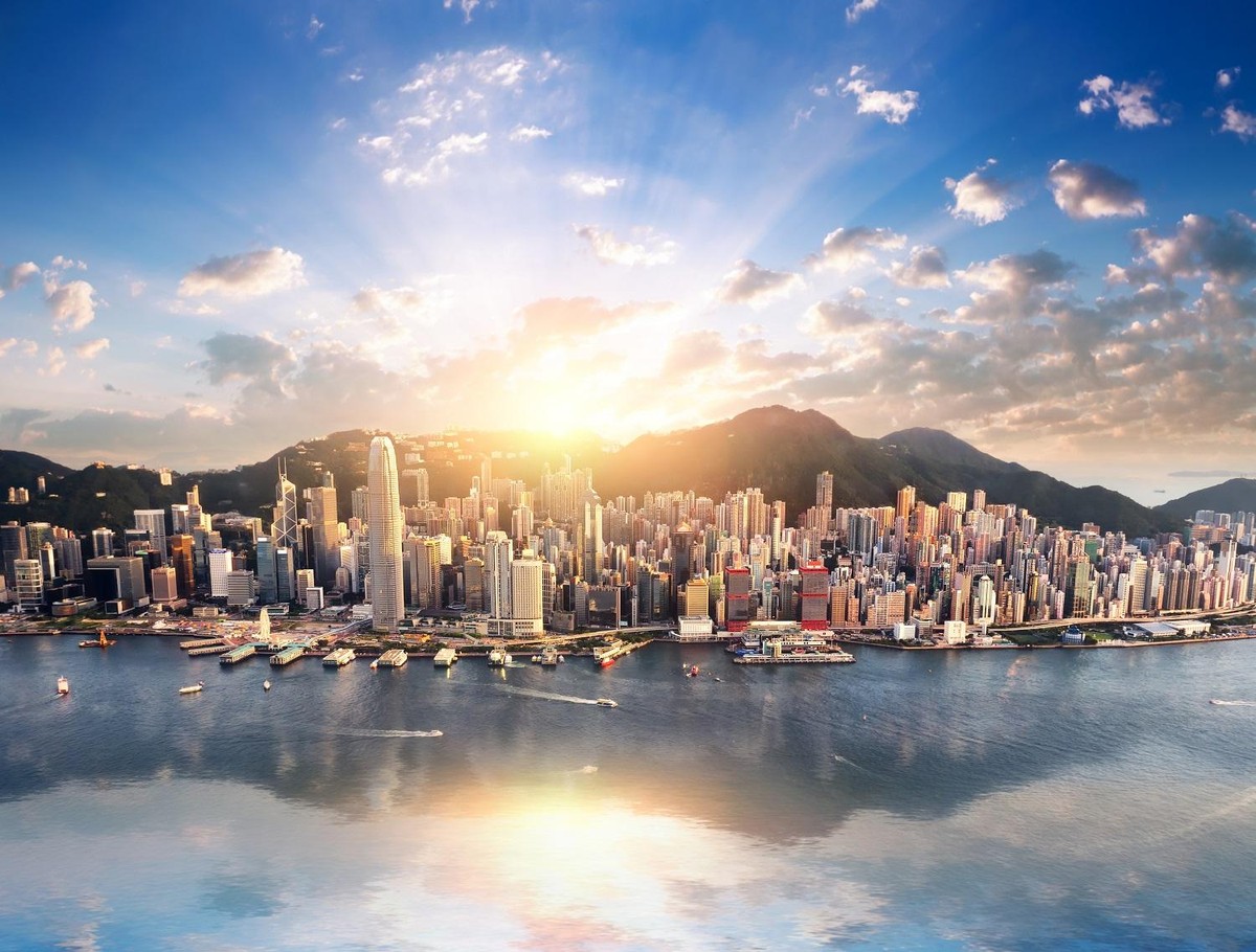 Cảng Victoria của Hong Kong luôn tấp nập du thuyền hạng sang. Cảng Victoria của Hong Kong luôn tấp nập du thuyền hạng sang.