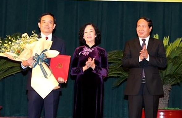 Đồng chí Trương Thị Mai trao quyết định và chúc mừng đồng chí Trần Lưu Quang. Đồng chí Trương Thị Mai trao quyết định và chúc mừng đồng chí Trần Lưu Quang.