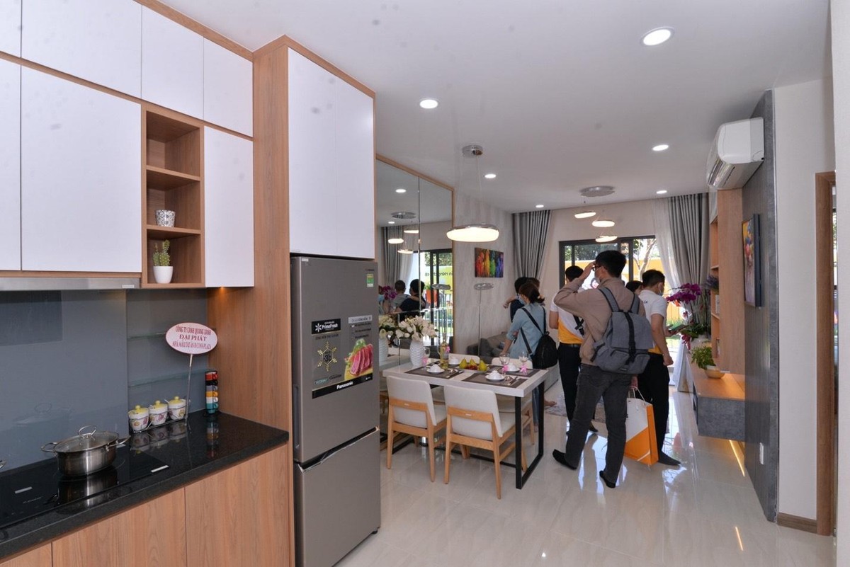 Khách hàng tham quan căn hộ mẫu Bcons Plaza. Khách hàng tham quan căn hộ mẫu Bcons Plaza.