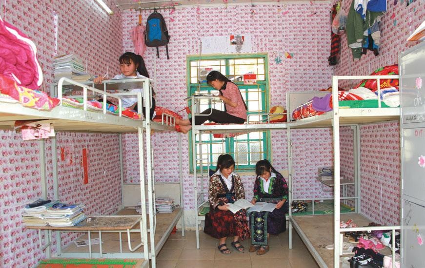 Hỗ trợ con em đồng bào dân tộc yên tâm đến trường.