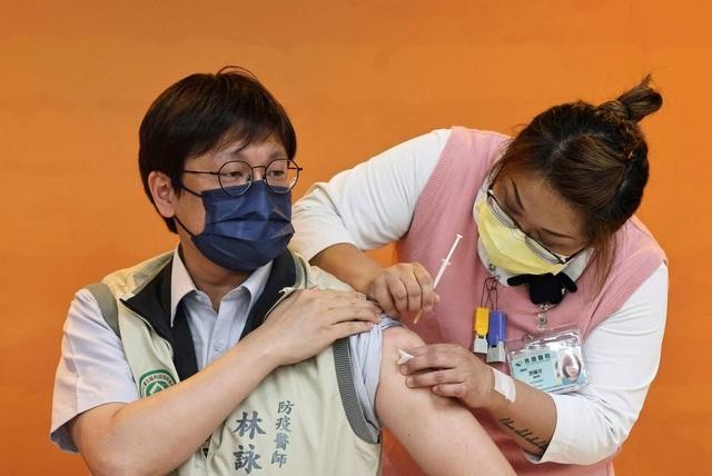 Một nhân viên y tế Đài Loan được tiêm chủng vắc xin AstraZeneca hồi tháng 4 (Ảnh: Reuters). Một nhân viên y tế Đài Loan được tiêm chủng vắc xin AstraZeneca hồi tháng 4 (Ảnh: Reuters).