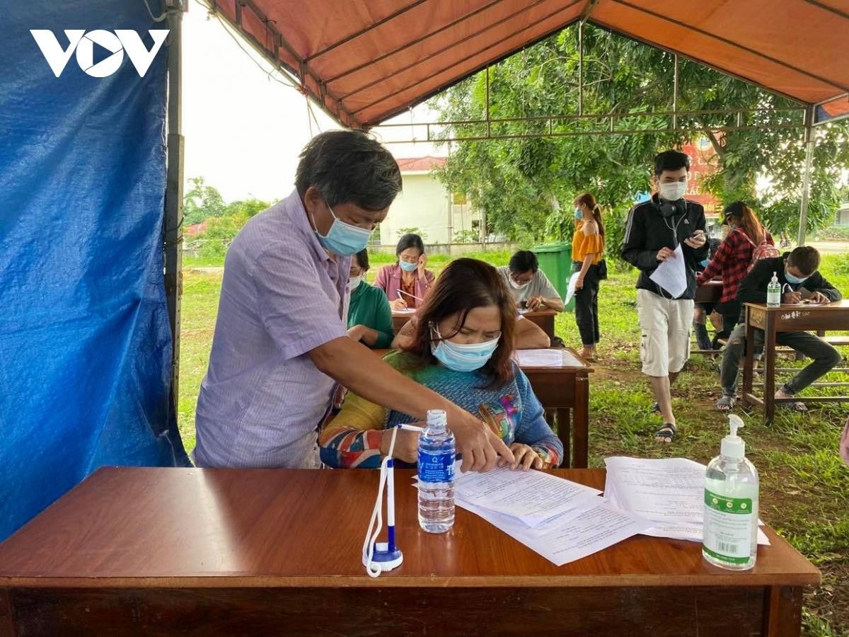 Lực lượng y tế thành phố Buôn Ma Thuột hướng dẫn hành khách khai báo y tế.