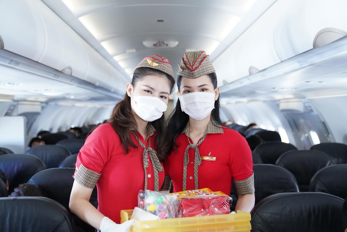 Các tiếp viên Vietjet chuẩn bị những món quà bất ngờ cho các hành khách nhí.