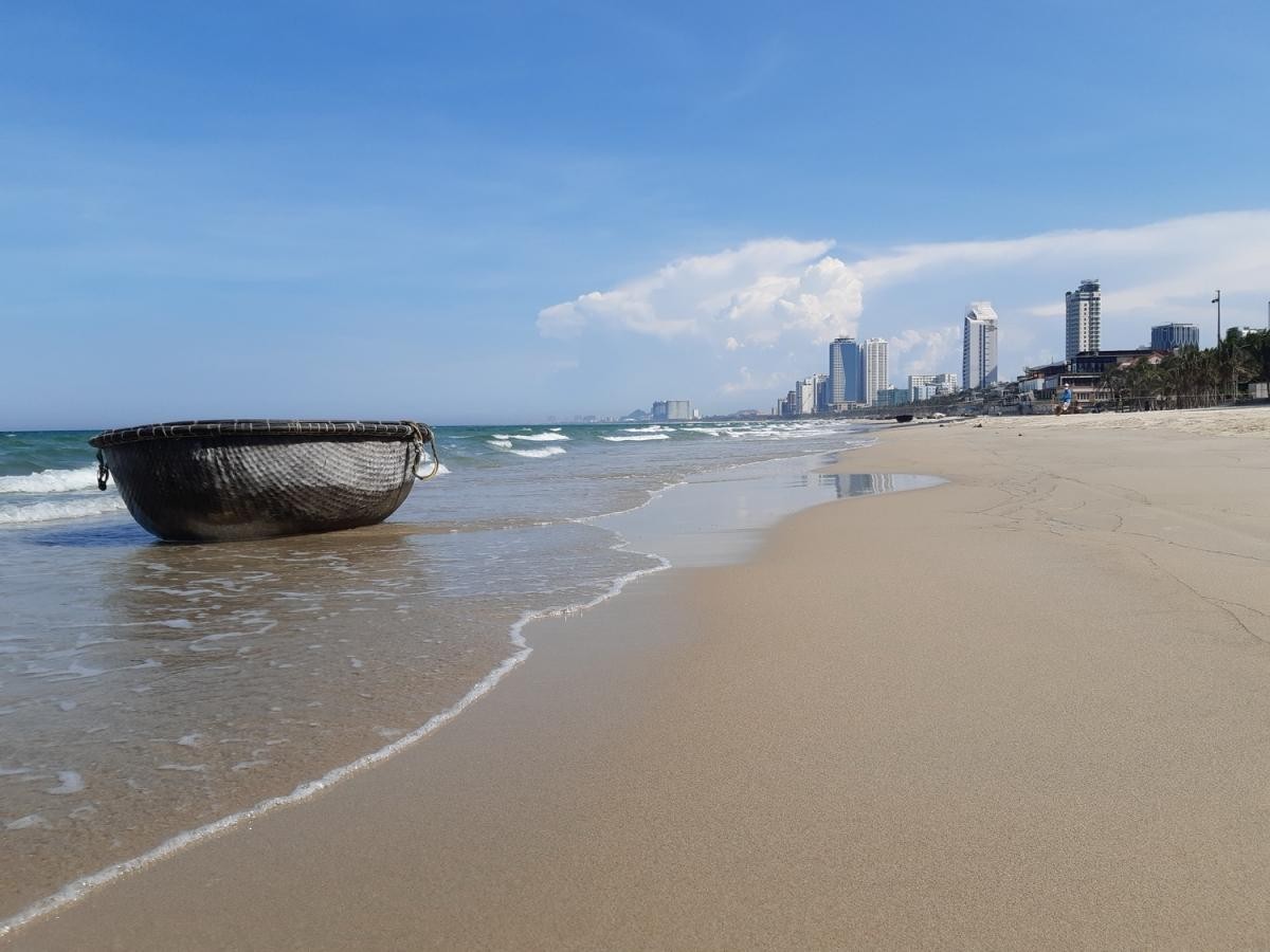 Đà Nẵng bùng phát đợt dịch mới, bắt đầu 12h trưa ngày 20/6 tạm dừng hoạt động tắm biển, nhà hàng quán ăn phục tại chỗ. Đà Nẵng bùng phát đợt dịch mới, bắt đầu 12h trưa ngày 20/6 tạm dừng hoạt động tắm biển, nhà hàng quán ăn phục tại chỗ.