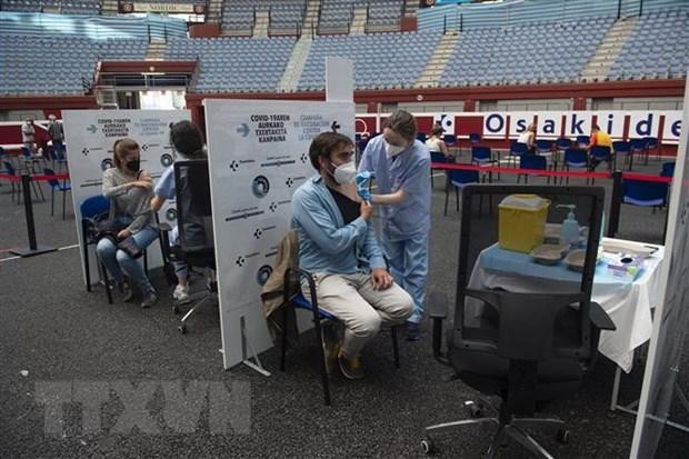 Nhân viên y tế tiêm vaccine ngừa COVID-19 cho người dân tại San Sebastian, Tây Ban Nha. (Ảnh: AFP/TTXVN). Nhân viên y tế tiêm vaccine ngừa COVID-19 cho người dân tại San Sebastian, Tây Ban Nha. (Ảnh: AFP/TTXVN).