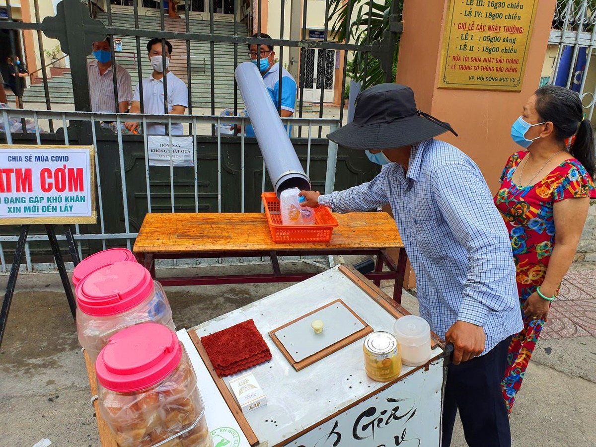 Thu nhập của những người bán dạo giảm nhiều do dịch covid 19 quá kéo dài. Thu nhập của những người bán dạo giảm nhiều do dịch covid 19 quá kéo dài.