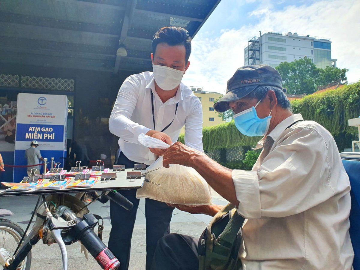 Trước đó ATM gạo của C.T Group cũng đã hoạt động hết công suất mang hàng tấn gạo đến với người nghèo. Trước đó ATM gạo của C.T Group cũng đã hoạt động hết công suất mang hàng tấn gạo đến với người nghèo.