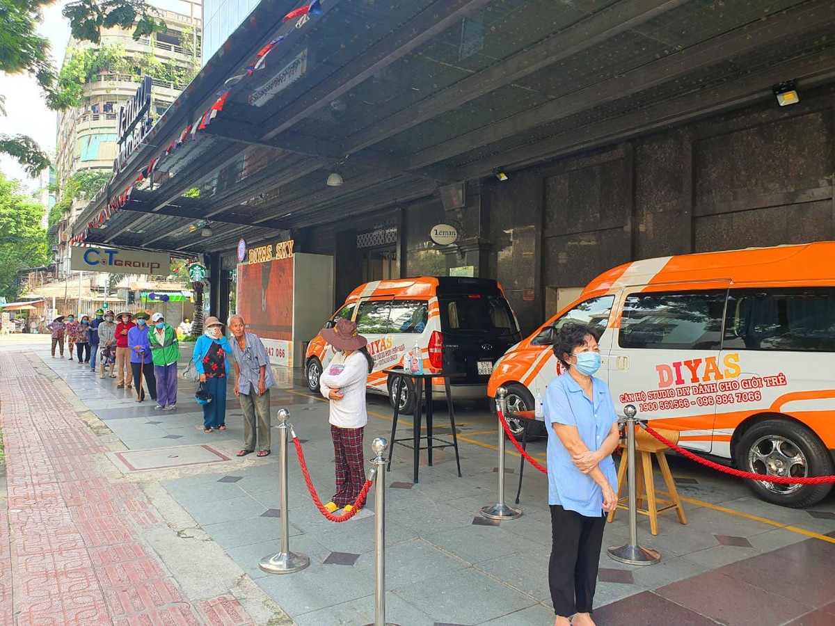 Hàng dài những người lao động tự do vật lộn với cuộc sống mùa dịch. Hàng dài những người lao động tự do vật lộn với cuộc sống mùa dịch.