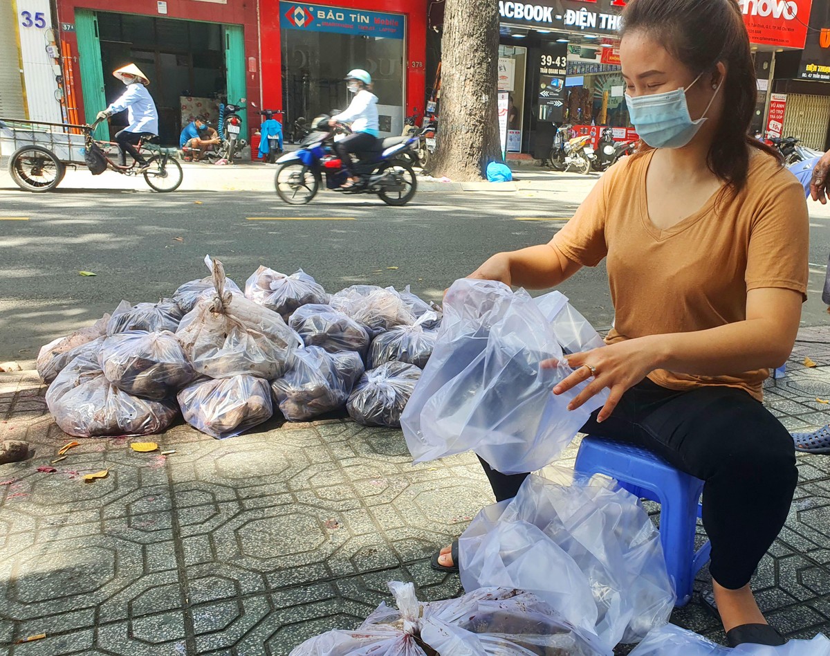 Bên cạnh đó, nhiều bạn trẻ ở Sài Gòn cũng đã vận động nhau hùn tiền để chia các phần quà tới những người khó khăn. Bên cạnh đó, nhiều bạn trẻ ở Sài Gòn cũng đã vận động nhau hùn tiền để chia các phần quà tới những người khó khăn.