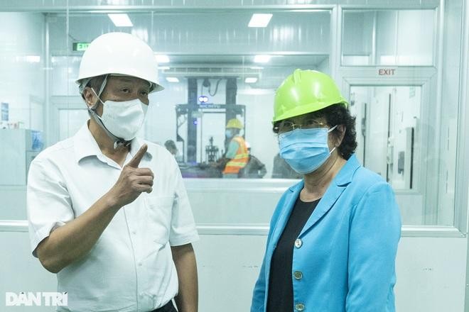 Thứ trưởng Bộ Y tế Nguyễn Trường Sơn (bên trái), kiểm tra kho lưu trữ vắc xin phòng Covid-19 tại TPHCM (Ảnh: Phạm Nguyễn).