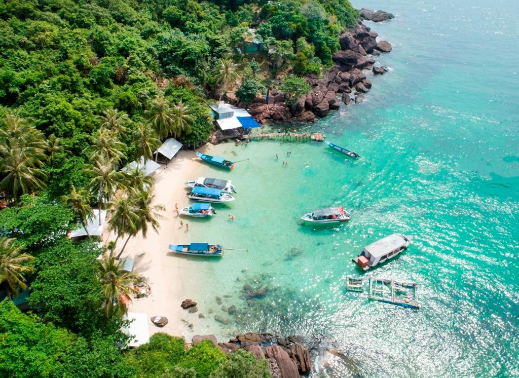 Chẳng phải ngẫu nhiên mà mới đây, thành phố đảo đầu tiên của Việt Nam lọt danh sách 15 điểm đến được bình chọn cho tuổi nghỉ hưu do Tạp chí International Living (Mỹ) bình chọn, bởi theo International Living, Phú Quốc có đủ những điều kiện hoàn hảo nhất cho một cuộc sống hưu trí thảnh thơi.