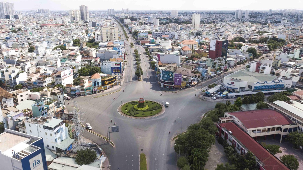 Vòng xoay Phú Lâm, Quận 6. Nút giao thông kết nối ĐBSCL vào Sài Gòn trong những ngày giãn cách. Vòng xoay Phú Lâm, Quận 6. Nút giao thông kết nối ĐBSCL vào Sài Gòn trong những ngày giãn cách.