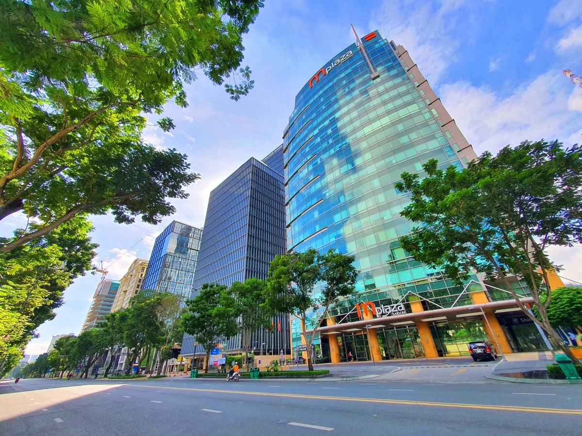 Khung cảnh vắng tại khu cao ốc văn phòng trên đường Lê Duẩn. Khung cảnh vắng tại khu cao ốc văn phòng trên đường Lê Duẩn.