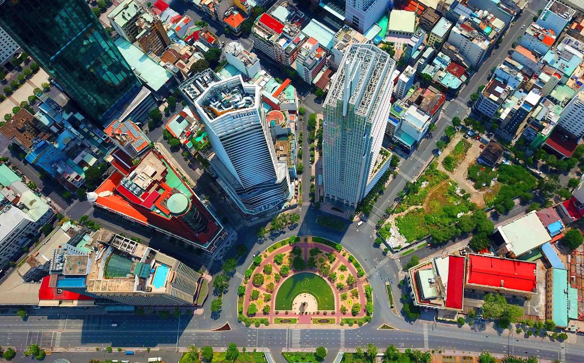 Công trường Mê Linh là một vòng xoay giao thông nằm ở kế công viên bến Bạch Đằng và sông Sài Gòn. Đây là giao điểm của sáu con đường thuộc Quận 1. Công trường Mê Linh là một vòng xoay giao thông nằm ở kế công viên bến Bạch Đằng và sông Sài Gòn. Đây là giao điểm của sáu con đường thuộc Quận 1.