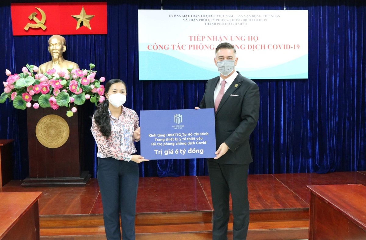 Đại diện Tập đoàn (phải) trao 6 tỷ đồng hỗ trợ trang thiết bị y tế, tiếp sức cho tuyến đầu chống dịch tại TP.HCM.