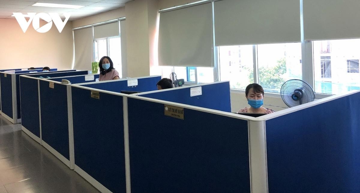 Cán bộ nhân viên ngân hàng Nhà nước Chi nhánh Đà Nẵng được bố trí làm việc trong những vách ngăn để hạn chế tiếp xúc. Cán bộ nhân viên ngân hàng Nhà nước Chi nhánh Đà Nẵng được bố trí làm việc trong những vách ngăn để hạn chế tiếp xúc.