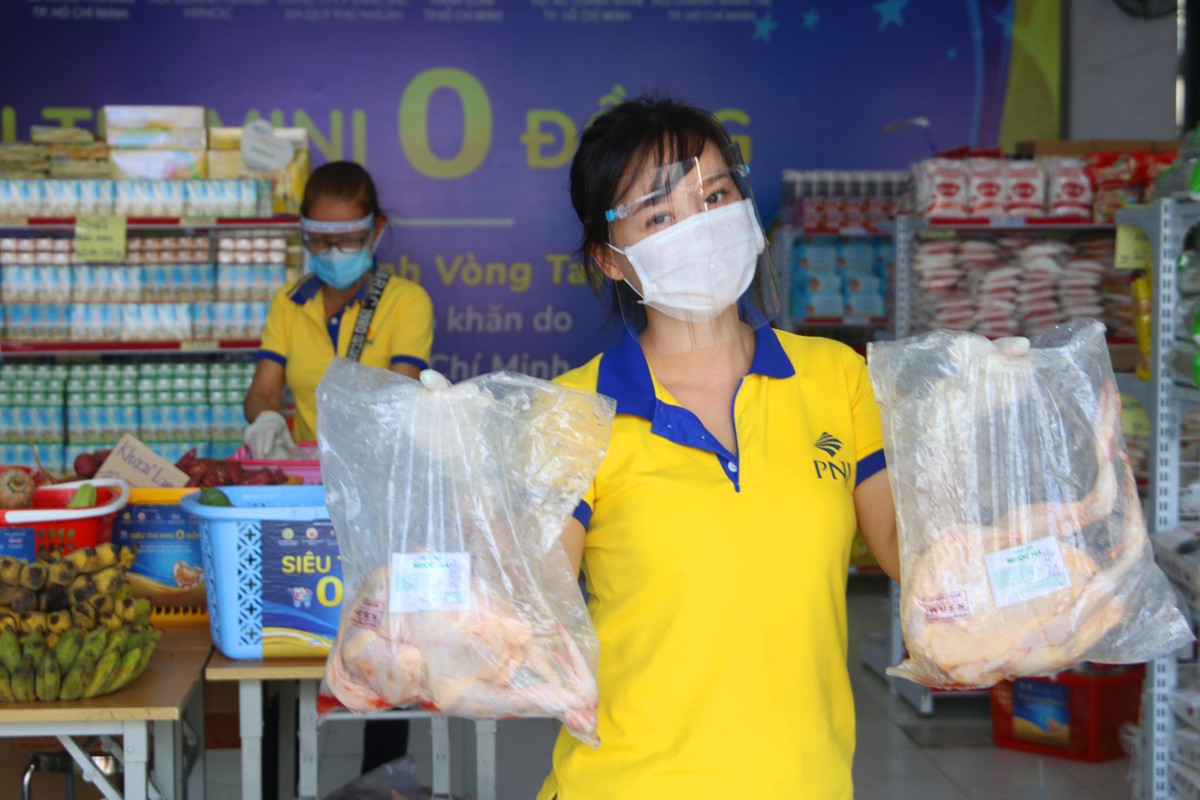 Nhân viên PNJ Phạm Thị Hồng Hạnh, chuẩn bị gà với giá 50.000 đồng/con ngày mở cửa siêu thị. Nhân viên PNJ Phạm Thị Hồng Hạnh, chuẩn bị gà với giá 50.000 đồng/con ngày mở cửa siêu thị.