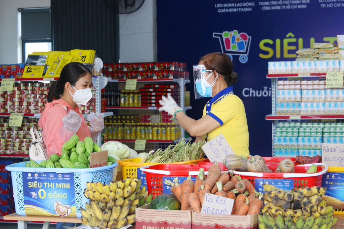 Giữ khoảng cách khi lựa chọn mặt hàng. Giữ khoảng cách khi lựa chọn mặt hàng.