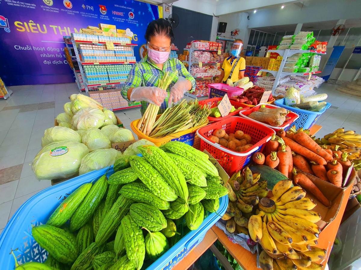 Những người bị ảnh hưởng bởi dịch sẽ được phát phiếu trị giá 300.000 đồng/người để có thể mua hàng tại đây với giá thấp hơn trên trường nhiều lần. Những người bị ảnh hưởng bởi dịch sẽ được phát phiếu trị giá 300.000 đồng/người để có thể mua hàng tại đây với giá thấp hơn trên trường nhiều lần.