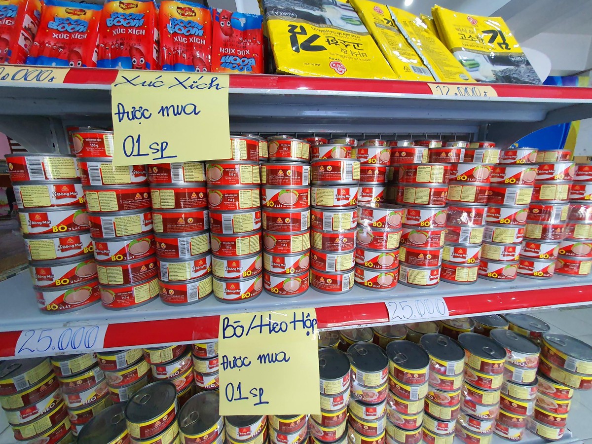 Siêu thị tràn ngập hàng thiết yếu, tuy nhiên mọi người chỉ được mua với số lượng có hạn. Siêu thị tràn ngập hàng thiết yếu, tuy nhiên mọi người chỉ được mua với số lượng có hạn.