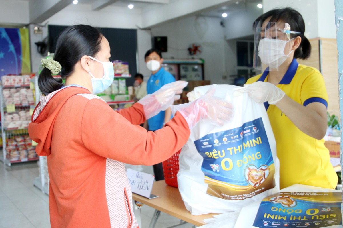 Chọn hàng tươi, rẻ lại được phục vụ ân cần, những người gặp khó khăn trong đại dịch đều cảm thấy ấm áp. Chọn hàng tươi, rẻ lại được phục vụ ân cần, những người gặp khó khăn trong đại dịch đều cảm thấy ấm áp.