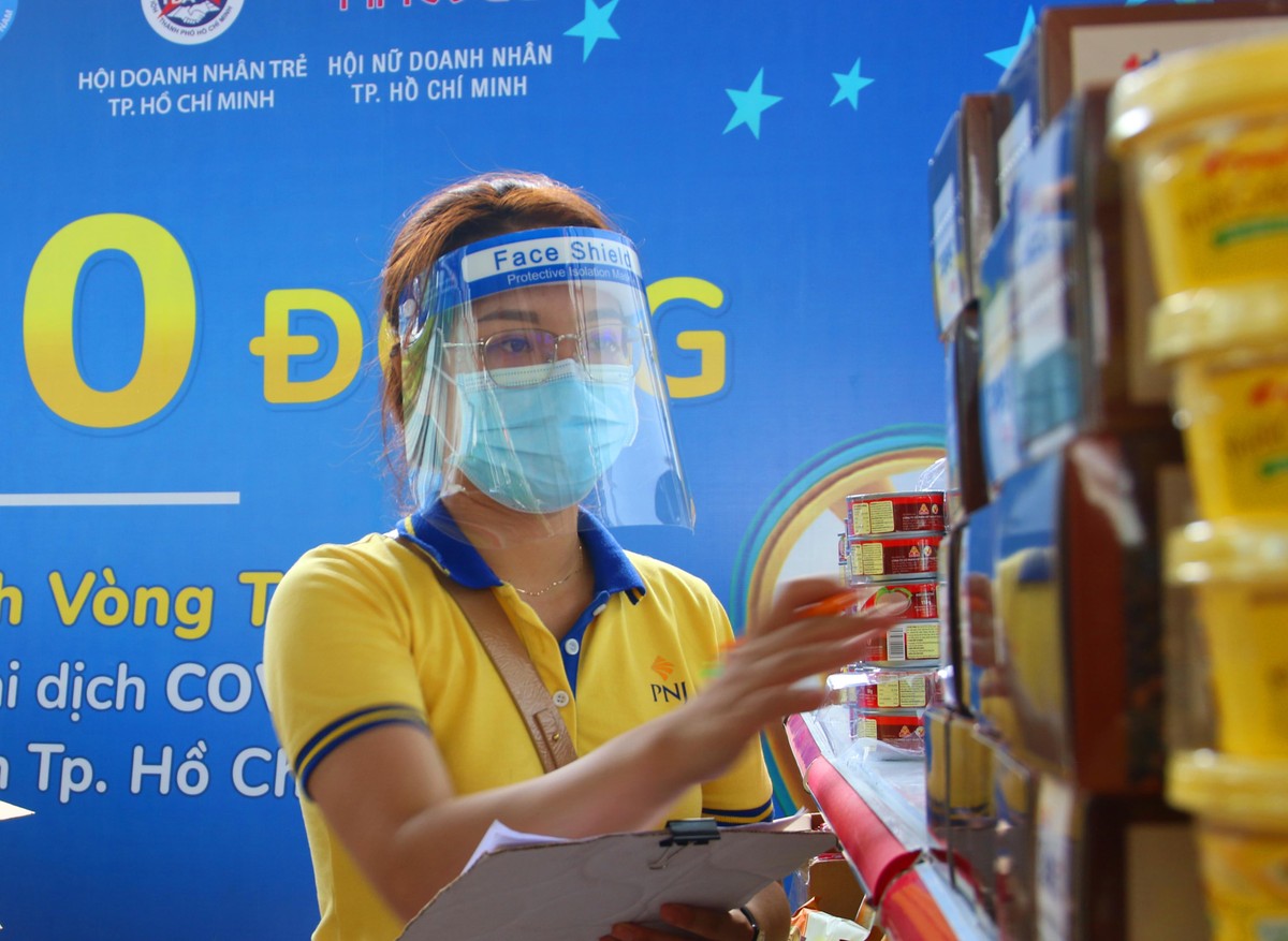 Nhân viên kiểm tra lượng hàng hóa. Nhân viên kiểm tra lượng hàng hóa.