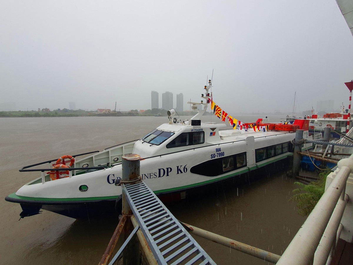 Tàu đã tháo hết ghế với sức chứa 20 tấn hàng hóa. Tàu đã tháo hết ghế với sức chứa 20 tấn hàng hóa.