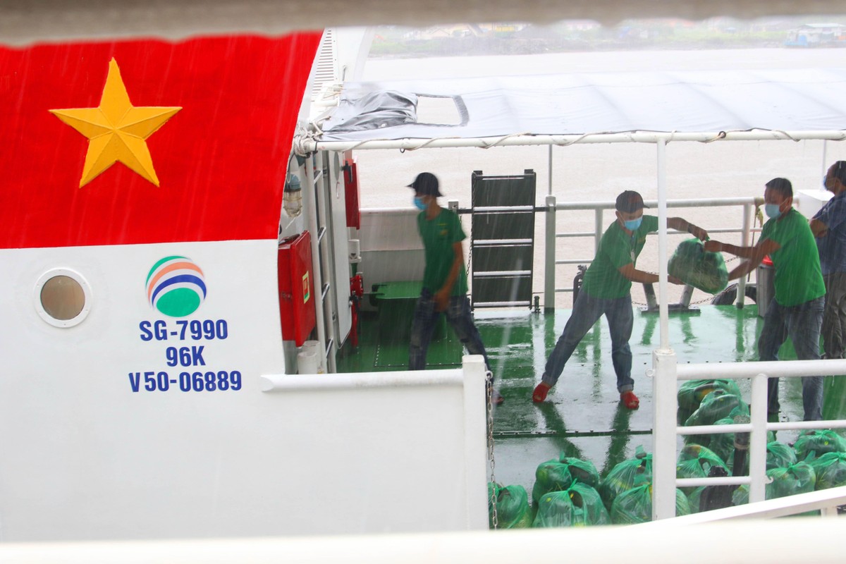 Nhân viên chuyển hàng từ khoang lên bờ. Nhân viên chuyển hàng từ khoang lên bờ.