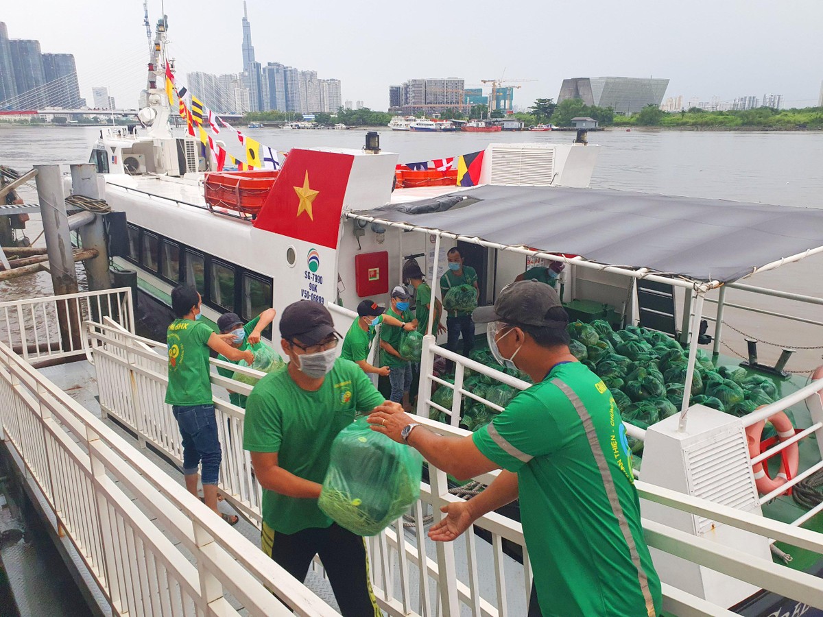 Bách hóa Xanh đã nhanh chóng phối hợp với các bên liên quan để đưa 20 tấn hàng hoá thiết yếu từ các tỉnh miền Tây cập bến TP. HCM. Bách hóa Xanh đã nhanh chóng phối hợp với các bên liên quan để đưa 20 tấn hàng hoá thiết yếu từ các tỉnh miền Tây cập bến TP. HCM.