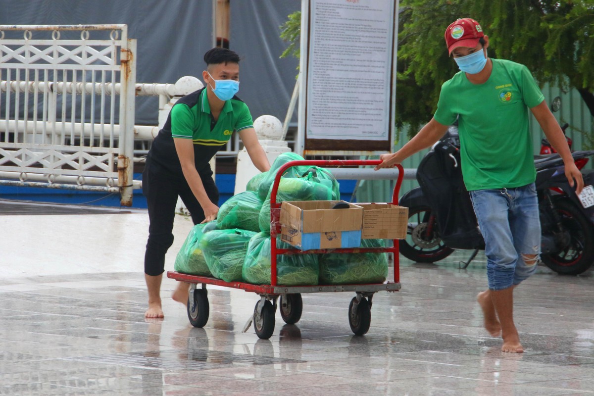 Việc thí điểm thành công luân chuyển hàng hóa bằng đường thuỷ là tín hiệu khả quan, đảm bảo việc cung ứng nhanh chóng, không bị đứt đoạn; thực phẩm đến tay người tiêu dùng tươi ngon hơn. Việc thí điểm thành công luân chuyển hàng hóa bằng đường thuỷ là tín hiệu khả quan, đảm bảo việc cung ứng nhanh chóng, không bị đứt đoạn; thực phẩm đến tay người tiêu dùng tươi ngon hơn.
