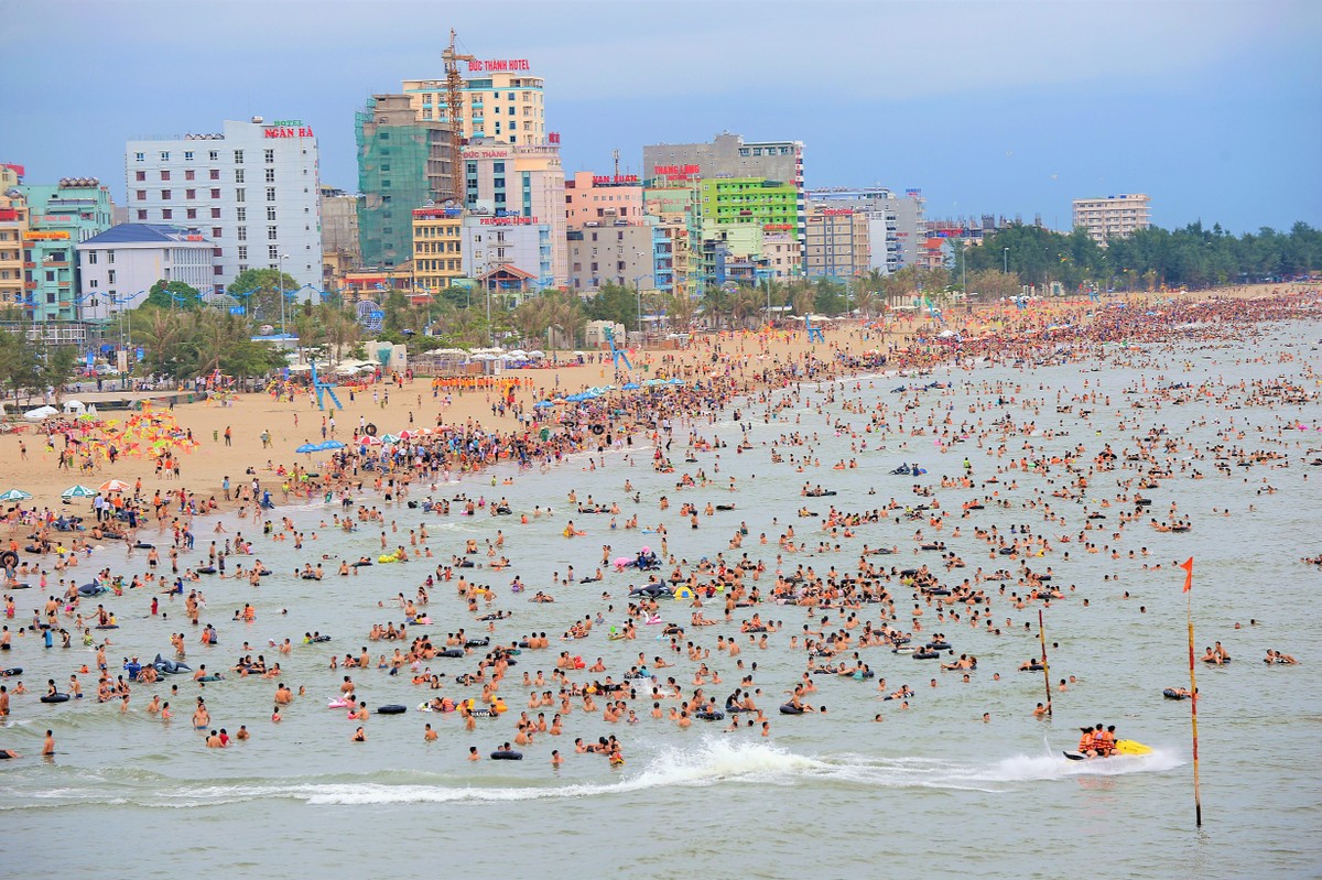 Sầm Sơn được người Pháp gọi là điểm nghỉ dưỡng lý tưởng nhất Đông Dương từ hơn 100 năm trước. Sầm Sơn được người Pháp gọi là điểm nghỉ dưỡng lý tưởng nhất Đông Dương từ hơn 100 năm trước.