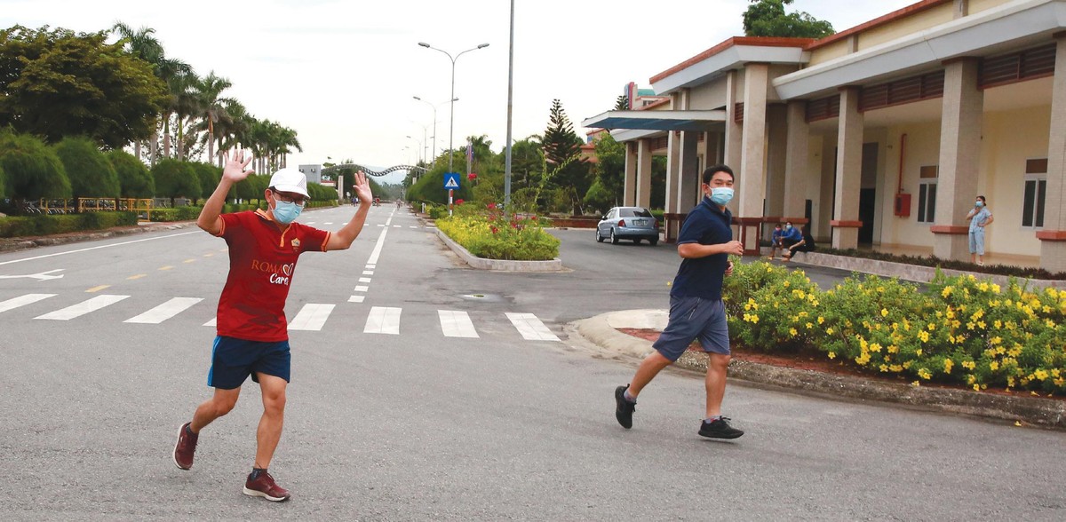 Người lao động tại BSR tập thể dục, nâng cao sức khỏe trong khuôn viên rộng rãi của nhà máy.