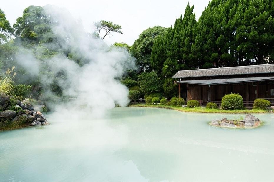Không gian giữa thiên nhiên của một hồ tắm onsen lộ thiên.