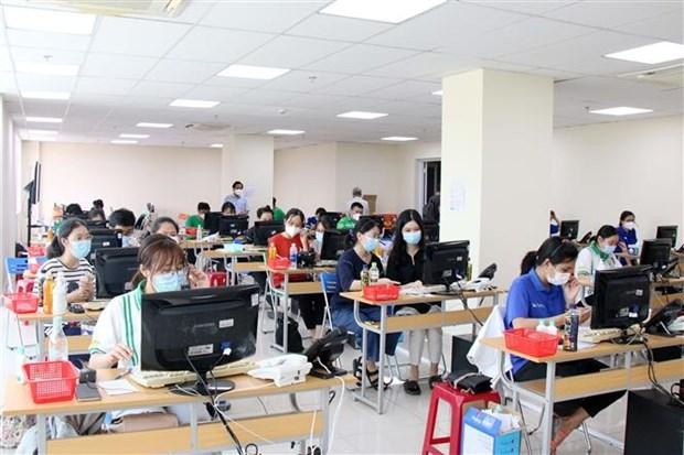 Các tổng đài viên tại Trung tâm cấp cứu 115 dã chiến gồm nhiều lực lượng như sinh viên y khoa, nhân viên xe khách Phương Trang, thanh niên tình nguyện… hỗ trợ người dân gặp khó khăn do dịch COVID-19. (Ảnh: Tiến Lực/TTXVN). Các tổng đài viên tại Trung tâm cấp cứu 115 dã chiến gồm nhiều lực lượng như sinh viên y khoa, nhân viên xe khách Phương Trang, thanh niên tình nguyện… hỗ trợ người dân gặp khó khăn do dịch COVID-19. (Ảnh: Tiến Lực/TTXVN).