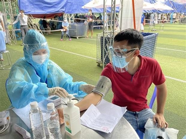 Tiêm vaccine phòng COVID-19 cho công nhân. (Nguồn: TTXVN)