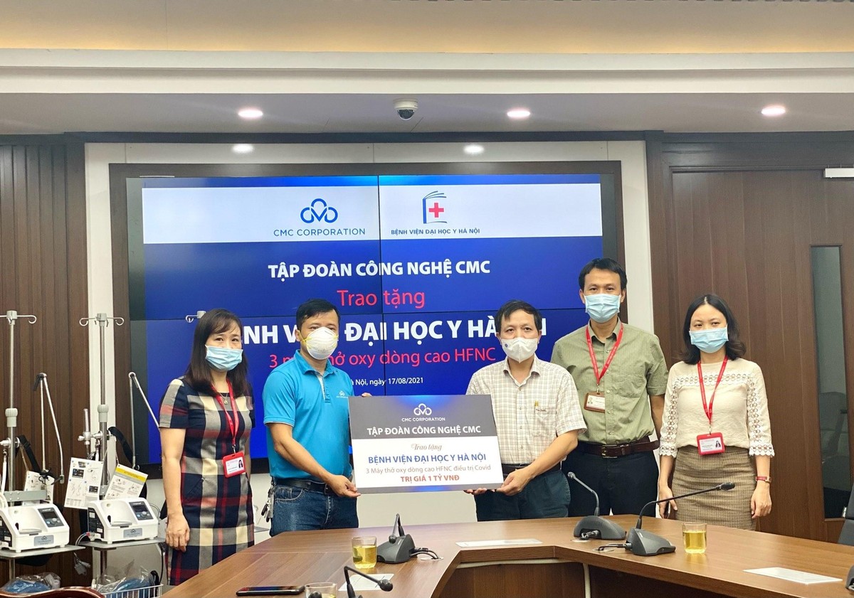 Ông Nguyễn Thành Lưu - Trưởng ban Marketing - Truyền thông Tập đoàn CMC tặng 3 máy thở cho Bệnh viện Đại học Y Hà Nội.