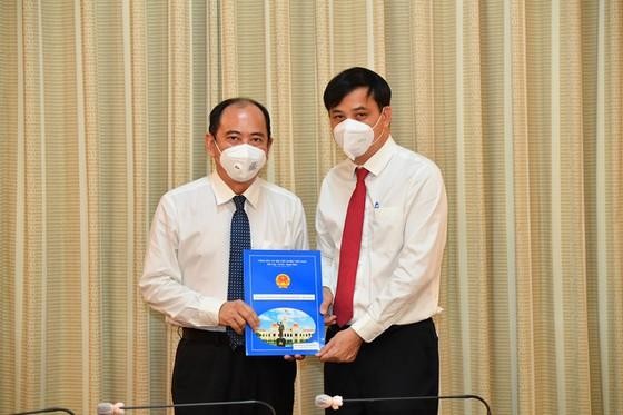 Phó Chủ tịch UBND TPHCM trao quyết định bổ nhiệm PGS.TS Tăng Chí Thượng giữ chức Giám đốc Sở Y tế TPHCM. Phó Chủ tịch UBND TPHCM trao quyết định bổ nhiệm PGS.TS Tăng Chí Thượng giữ chức Giám đốc Sở Y tế TPHCM.