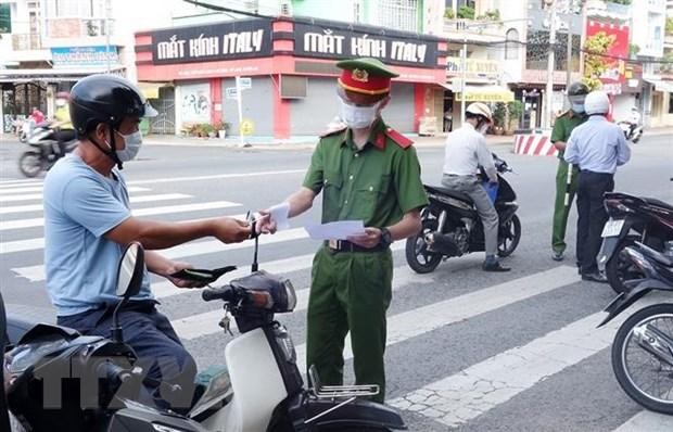 Lực lượng chức năng kiểm tra giấy đi đường của người dân. (Ảnh: Công Mạo/TTXVN). Lực lượng chức năng kiểm tra giấy đi đường của người dân. (Ảnh: Công Mạo/TTXVN).