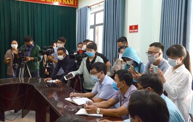 Các phóng viên tác nghiệp trong ngày Bộ Y tế công bố dịch COVID-19 xuất hiện trở lại tại Đà Nẵng. (Ảnh: Quốc Dũng/TTXVN). Các phóng viên tác nghiệp trong ngày Bộ Y tế công bố dịch COVID-19 xuất hiện trở lại tại Đà Nẵng. (Ảnh: Quốc Dũng/TTXVN).