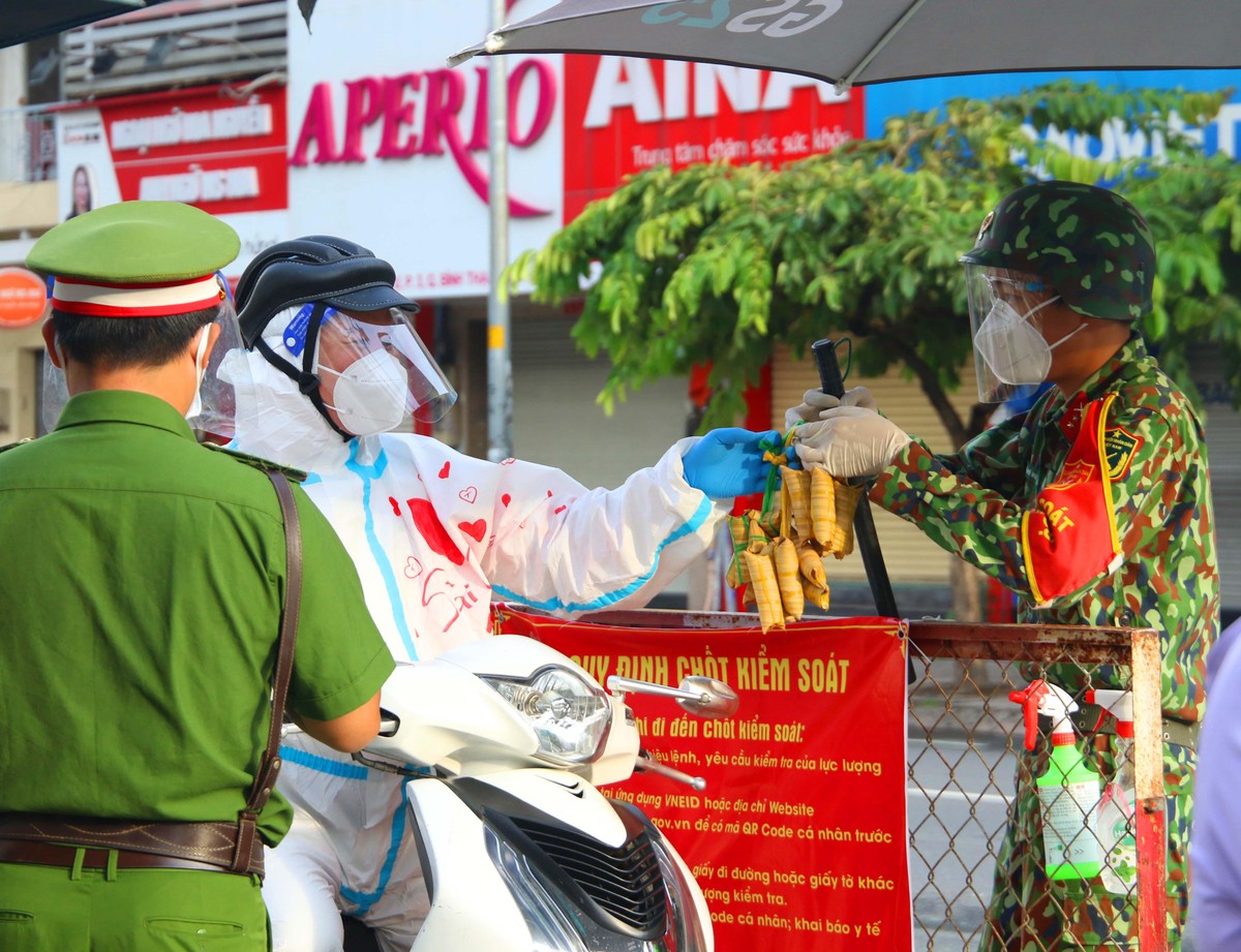Thanh Tâm cho biết: “ Làm những việc này đều xuất phát từ tấm lòng, cũng nhờ những người chị, người anh thương biết việc mình làm nên đã góp tiền và sản phẩm tốt để giúp các hoàn cảnh khó khăn và giúp những anh bộ đội có thêm sức”.