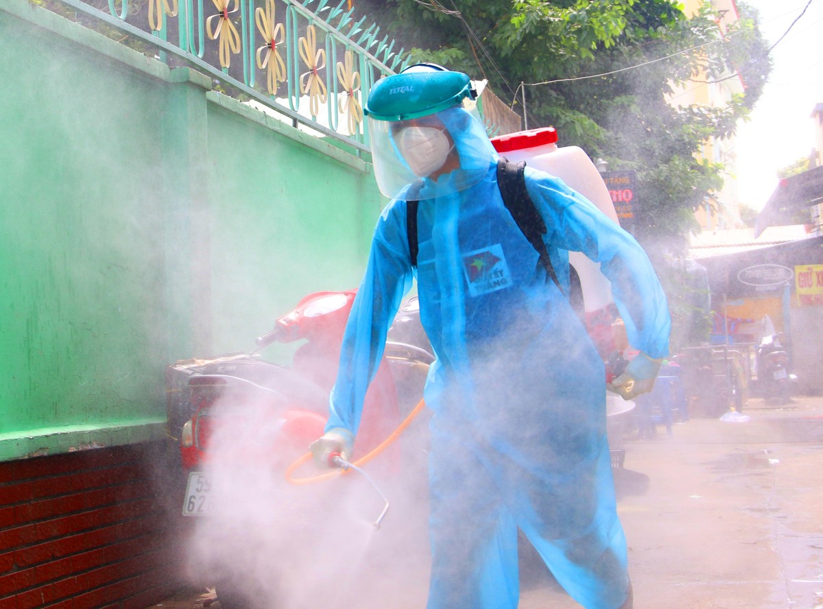 Với khẩu hiệu “ Quyết Thắng” các tình nguyện viên của chương trình Trí Thức-Khoa học trẻ tình nguyện hàng ngày đi khắp các con hẻm để khử khuẩn.