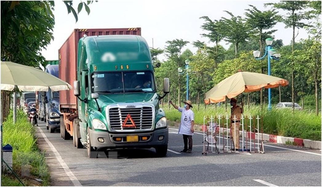 Dù ngành giao thông và các địa phương đã có nhiều nỗ lực, việc duy trì hệ thống vận tải thông suốt vẫn gặp nhiều khó khăn. Ảnh minh họa: TTXVN. Dù ngành giao thông và các địa phương đã có nhiều nỗ lực, việc duy trì hệ thống vận tải thông suốt vẫn gặp nhiều khó khăn. Ảnh minh họa: TTXVN.