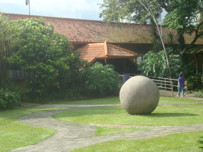 Đã có nhiều viên đá bị phá hủy vì những lời đồn đại không có căn cứ.