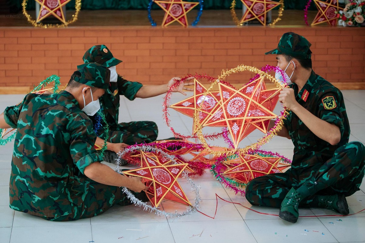 Chiều chiều các chiến sỹ lại về vót tre làm lồng đèn cho trẻ em. Chiều chiều các chiến sỹ lại về vót tre làm lồng đèn cho trẻ em.
