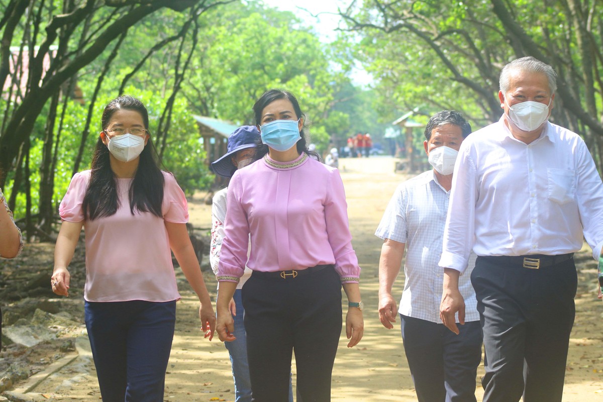 Tour du lịch đặc biệt đầu tiên do bà Phan Thị Thắng (giữa) Phó chủ tịch UBND TP.HCM làm trưởng đoàn.