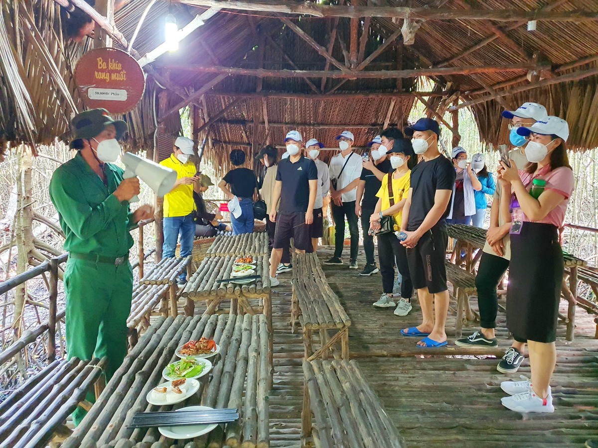 Thăm quan căn cứ cách mạng rừng Sác.