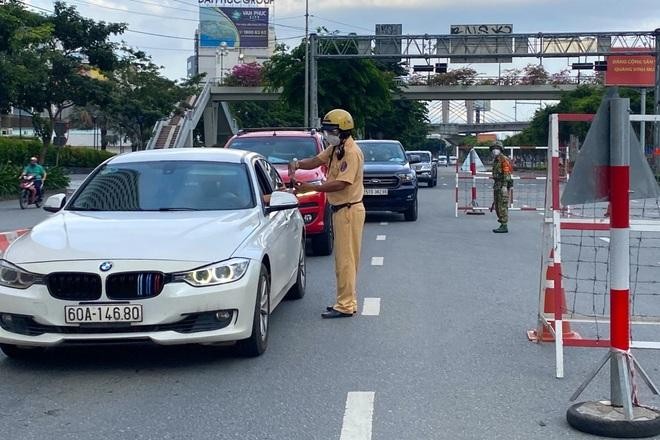 Người tham gia lưu thông phải sử dụng mã QR khai báo di chuyển thông qua ứng dụng VNEID và mã QR thể hiện lịch sử tiêm chủng của ứng dụng Y tế HCM hoặc Sổ sức khỏe điện tử (khi ứng dụng PC-COVID chưa hoạt động). Người tham gia lưu thông phải sử dụng mã QR khai báo di chuyển thông qua ứng dụng VNEID và mã QR thể hiện lịch sử tiêm chủng của ứng dụng Y tế HCM hoặc Sổ sức khỏe điện tử (khi ứng dụng PC-COVID chưa hoạt động).